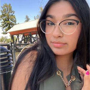 Meet your Posher, Adrienne